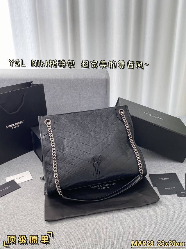 头成牛皮 配折叠盒 Size:33×25 Ysl 圣罗兰 Niki购物袋 专柜新款 Ysl圣罗兰 早已成为明星 网红们最爱的这只 低调却超显高逼格气质据说 是y