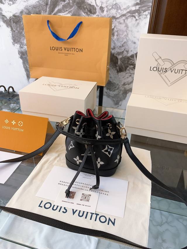 牛皮钢版本 Lv Mini 小水桶 限定款 折叠礼盒 全方位对花 手柄的设计 比nano容量大比bb更小巧喜 欢不要错过 彩色超细纤维粘合内村，金色金属饰件，束