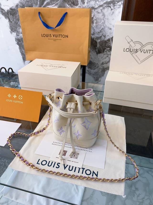 牛皮钢版本 Lv Mini 小水桶 限定款 折叠礼盒 全方位对花 手柄的设计 比nano容量大比bb更小巧喜 欢不要错过 彩色超细纤维粘合内村，金色金属饰件，束