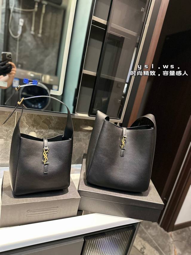 Ysl Hobo腋下 水桶包 Ysi家当之无愧的入门经典款 超级耐燥这个皮质真的是我最爱的皮质之一不怕刮牛皮的纹理也有质感 相比金链我更喜欢链非常耐看 链条收包