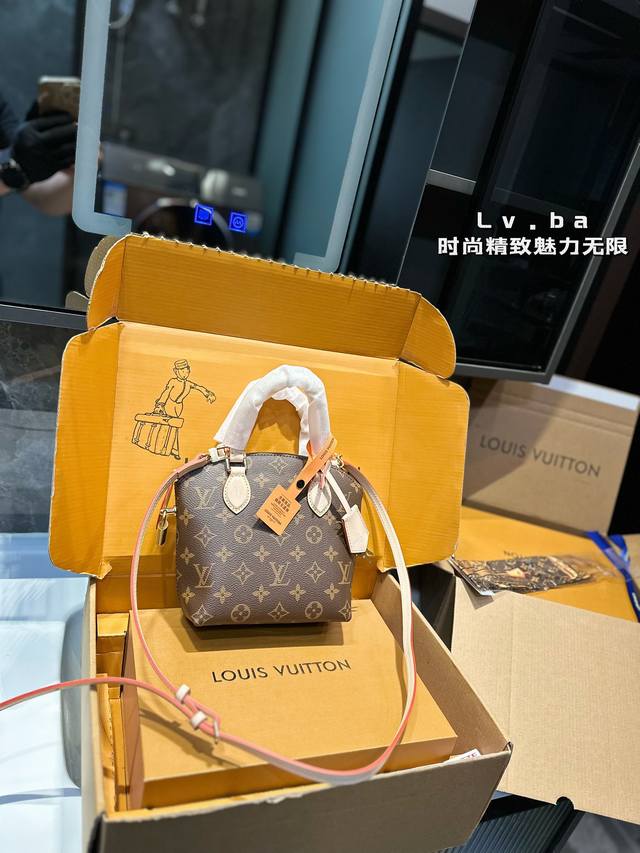 Lv2024秋冬新款lockit Bb 手袋，从1960年代的 Knick-Knack 手袋汲取灵感，可灵活切换多种背携方式。Monogram 涂层帆布搭配弧形