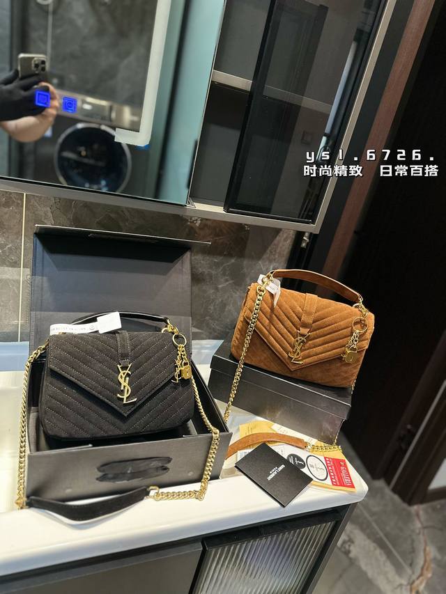 Ysl 圣罗兰v格 邮差包！College邮差包 原版粗旷鎏金链条 标签s*Int Laurent 链条包，圣罗兰 Ysl 专柜永恒经典同步款，来自最新一季的绝