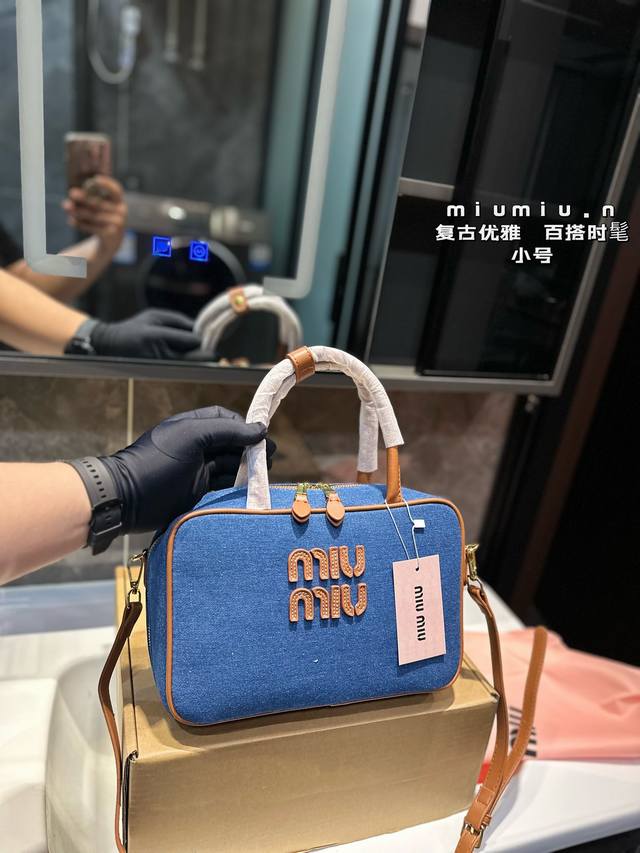 Miumiu限定款出勤包 简单又好看 Miumiu出勤包不但颜值高，而且超级实用，笔记本电脑还有资料放进去是完全够用的，是一款真的很实用的一款包包。#Miumi