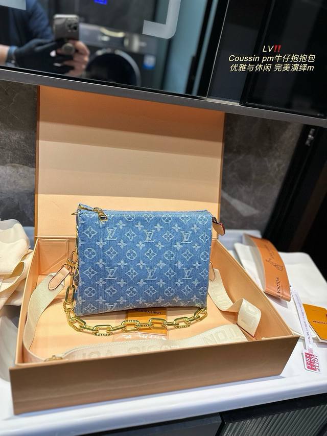 折叠礼盒 Lv Coussin Pm牛仔抱抱包 超级经典系列 洋溢着青春气息 轻松玩转不同场合尺寸27.20