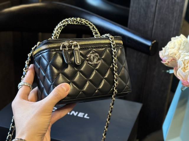 折叠礼盒 官网飞机箱 Chanel 新品 高级镶金镂空编织手柄 盒子包 化妆包 小箱子 最近的盒子包系列真的好火，小盒子当然是异常可爱啦j。尺寸 16Cm