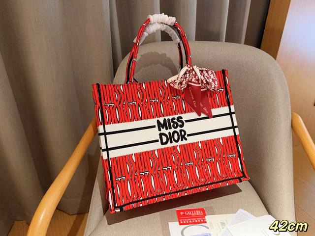 高版本配送丝巾 迪奥dior 24新品winter Miss Dior系列 Tote Book 托特包tote 绝美的梦中情包 尺寸42Cm 礼盒包装