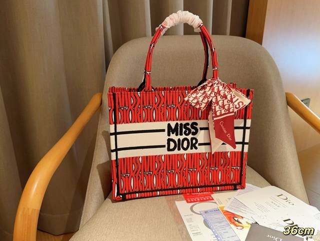 高版本配送丝巾 迪奥dior 24新品winter Miss Dior系列 Tote Book 托特包tote 绝美的梦中情包 尺寸36Cm 礼盒包装