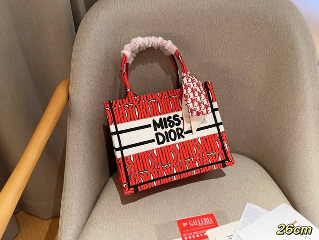 高版本配送丝巾 迪奥dior 24新品winter Miss Dior系列 Tote Book 托特包tote 绝美的梦中情包 尺寸26Cm 礼盒包装