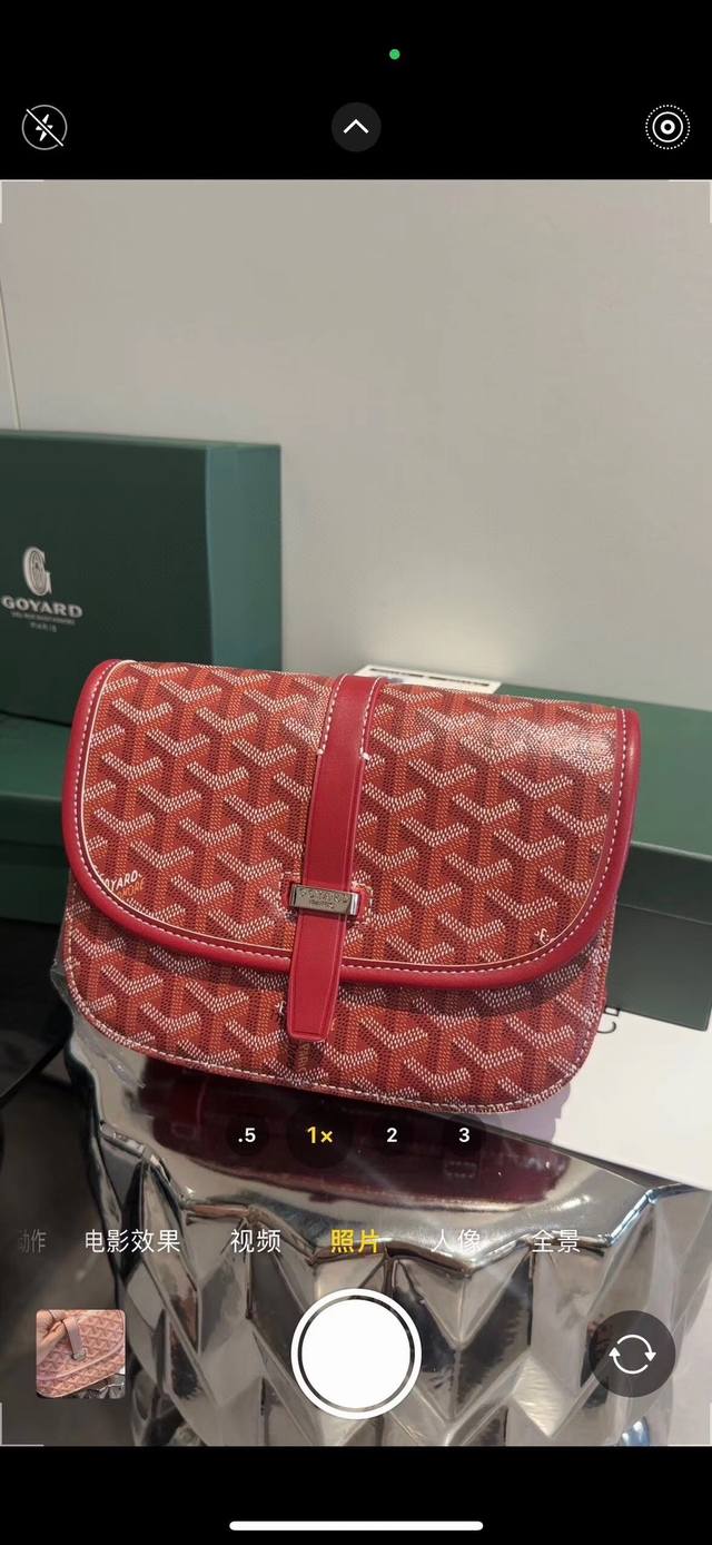 礼盒包装 Goyard戈雅马鞍包钱啊 -新款 Goyard Logo的大潮今年可是开挂了！每个包的手绘花纹都特别有自己的独特魅力，不管是亮眼的鲜艳色，还是低调的