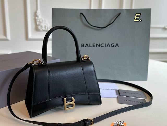 折叠盒 Size：23×13 Balenciaga巴黎世家新款沙漏包 抢眼外型展现率性气质掀起热潮！ 气质中又带点帅气感 特殊材质b字母扣饰品，容量～ 超级好看