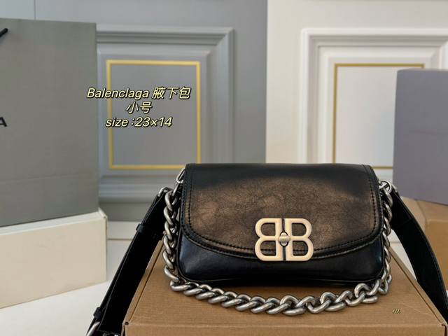 小号 折叠盒 Size:23×14 Balenciaga 巴黎世家bb Soft链条包腋下包 宽宽的皮肩带银色粗链条 可以满足你的各种diy背法！ 黑银超酷飒，