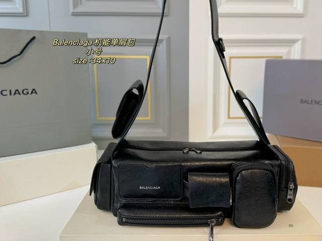 小号 折叠盒 Size:34×10小号 Balenciaga巴黎世家super Busy口袋机能单肩包 超级帅气的工装风包包， 油蜡皮简直不要太 包身外侧铺满大