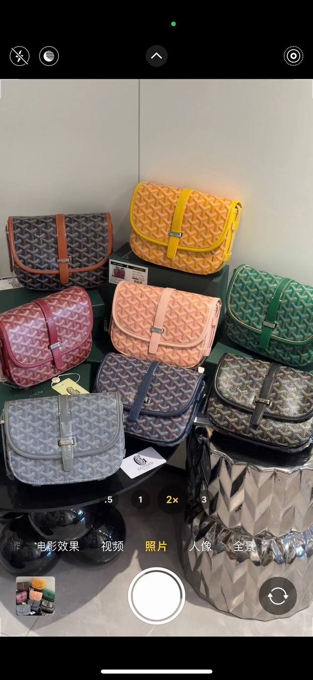 礼盒包装 Goyard戈雅马鞍包钱啊 -新款 Goyard Logo的大潮今年可是开挂了！每个包的手绘花纹都特别有自己的独特魅力，不管是亮眼的鲜艳色，还是低调的