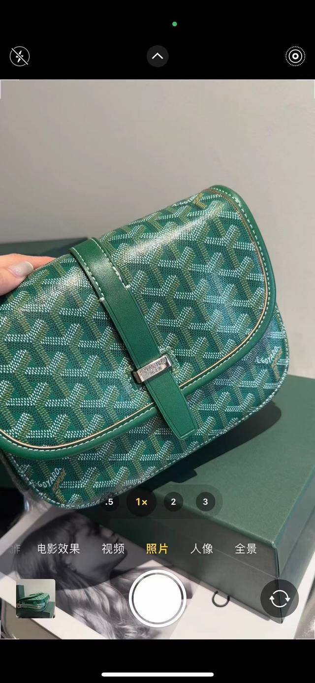 礼盒包装 Goyard戈雅马鞍包钱啊 -新款 Goyard Logo的大潮今年可是开挂了！每个包的手绘花纹都特别有自己的独特魅力，不管是亮眼的鲜艳色，还是低调的