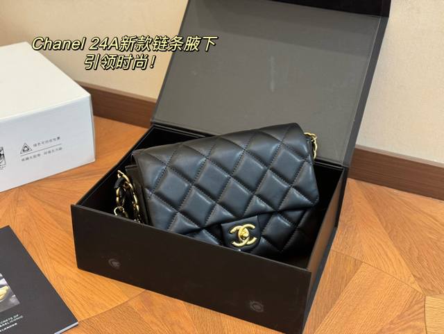 配折叠盒 Size：22*16Cm 香奈儿 粗链条方胖子 新一季的chanel24A 复古时髦精～ 方方正正有個小吊牌、小手柄、链条肩带！ 非常热腾腾的