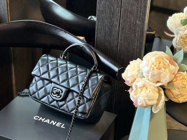 原版黑扣 折叠礼盒 官网飞机箱 Chanel 手柄mini Cf Handle 手柄款cf款式一直以来都是百看不腻的 这季度在经典cf Handle基础上搭配了