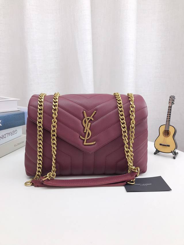 Ysl 圣罗兰v格 邮差包 Slp 邮差包 原版粗旷鎏金链条 标签s*Int Laurent 链条包，圣罗兰 Ysl 专柜永恒经典同步款，来自最新一季的绝妙设计