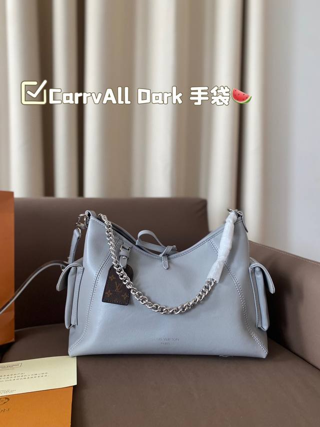 Carryalldark 手袋 Carrvall Dark 手袋以柔软羊皮革塑造时尚慵懒 触感良好的微皱纹理互为映衬 充裕空间可容纳多样日常 用品 成就出行良伴