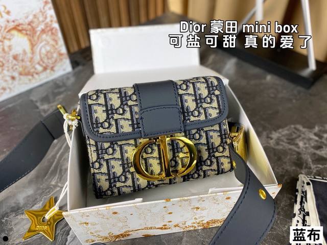 配折叠 Dior家 Montaigne系列mini蒙田包 小小的盒子包配一条酷酷的宽肩带 凹照型必备 超吸睛 无敌巨可爱 颜值百搭 公认的好！ 尺寸：18*13