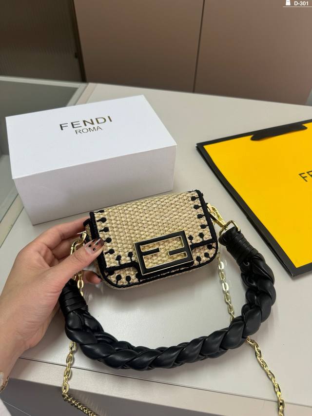 Fendi 芬迪 拉菲草吊饰用翻盖超大ff磁扣迷你单肩包 夏季最火的的一个出游单品非草编包莫属了.实在太可爱.可度假可通勤ydld-301尺寸13.4.8折叠盒