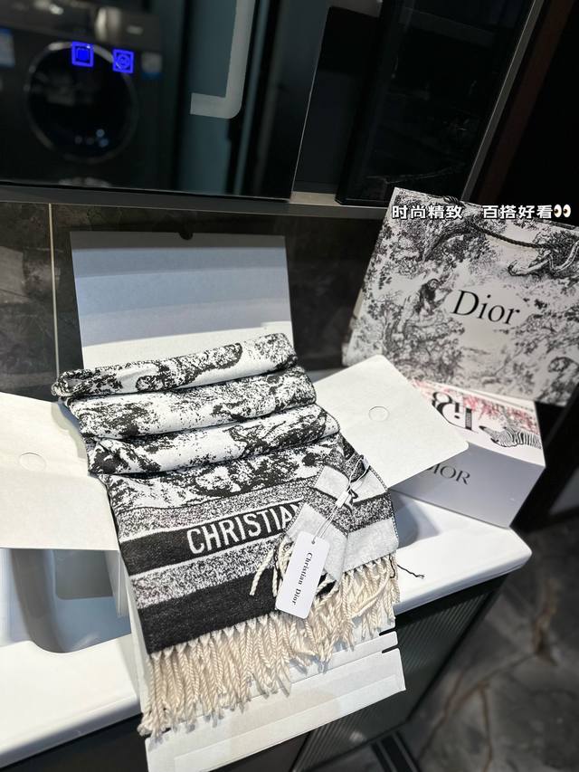 礼盒包装 Dior 新款围巾这季的新款围巾，真的是用心了呢！触感真的能感觉到春日阳光般的温暖...