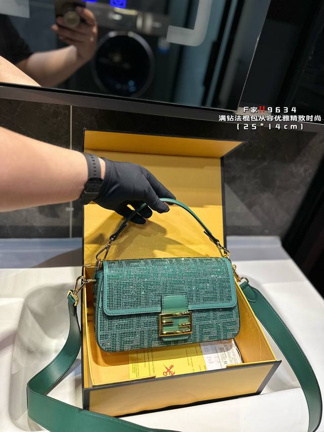 芬迪 Fendi 法棍包 时髦拿捏住啦 不显老气好好搭啊 而旦貌美气质加成好高的呀~ 爱死了这份从容优雅尺寸25.14