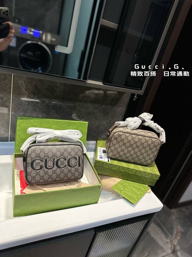 礼盒包装 Gucci酷奇相机包.Gg男包来咯～随着时间成长，压花也是经久耐看且永不过时的元素这款包包造型小巧，依旧是复古的调性，方方正正的包型很好搭配衣服，可斜