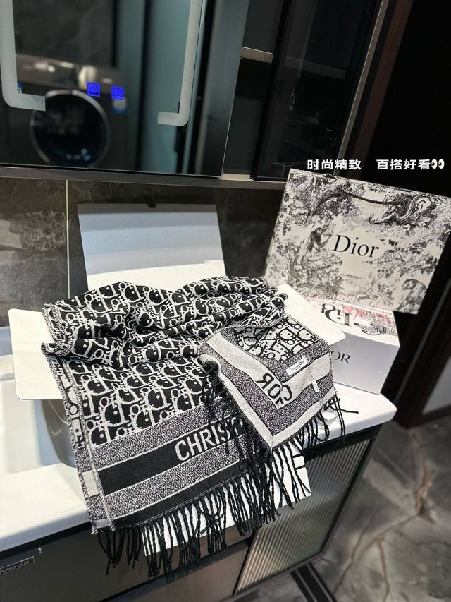 礼盒包装 Dior 新款围巾这季的新款围巾，真的是用心了呢！触感真的能感觉到春日阳光般的温暖...