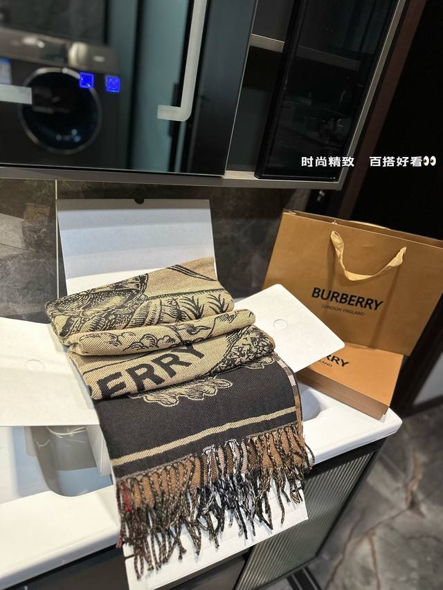 礼盒包装 Burberry双面围巾！ 爆品强烈推荐入手的围巾！ 双面可用，一面骑士标， 一面经典格纹真的好好看 自用送人都哦！