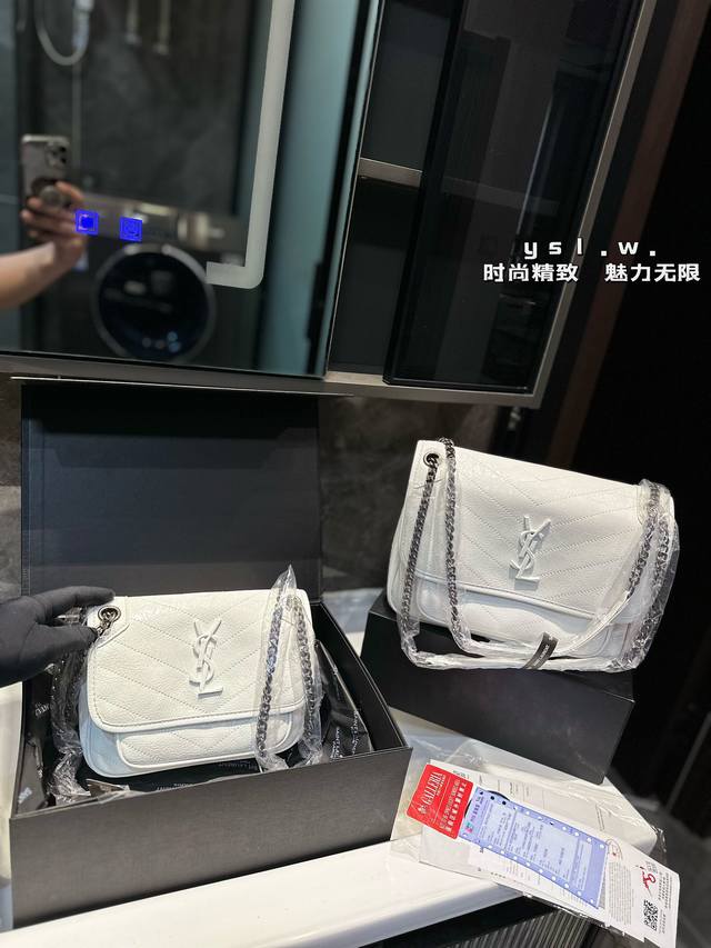 礼盒包装 Y家niki 油蜡胎牛皮 链条包专柜最新同步款。Ysl 圣罗兰 来自最新一季的绝妙设计，包身廓形类似邮差，经典的monogram Logo点缀，超大容