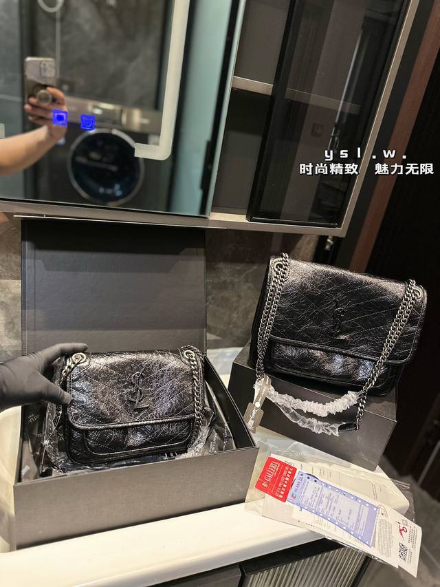 礼盒包装 Y家niki 油蜡胎牛皮 链条包专柜最新同步款。Ysl 圣罗兰 来自最新一季的绝妙设计，包身廓形类似邮差，经典的monogram Logo点缀，超大容