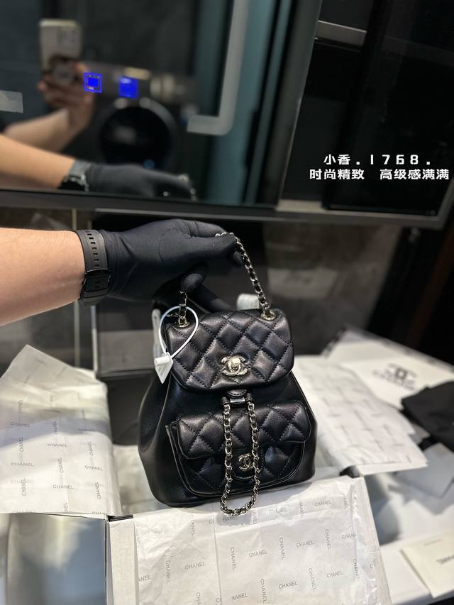 礼盒包装 Chanel 24P Duma小背包 经典万年款duma小背包 24新版本是平面小牛皮更显档次及耐用 最推荐的皮质 经典中的天花板，超实用耐看[色 1