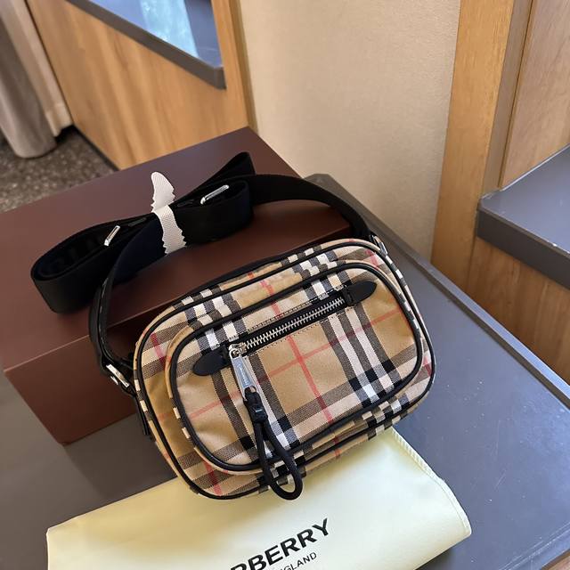 折叠礼盒包装 Burberry 巴宝莉 网红同款相机包不论是日常出行 男女同款 超级爆 游玩这款相机包的容量都足够大让好多宝宝尖叫 超级实用的一款 高品质 质量