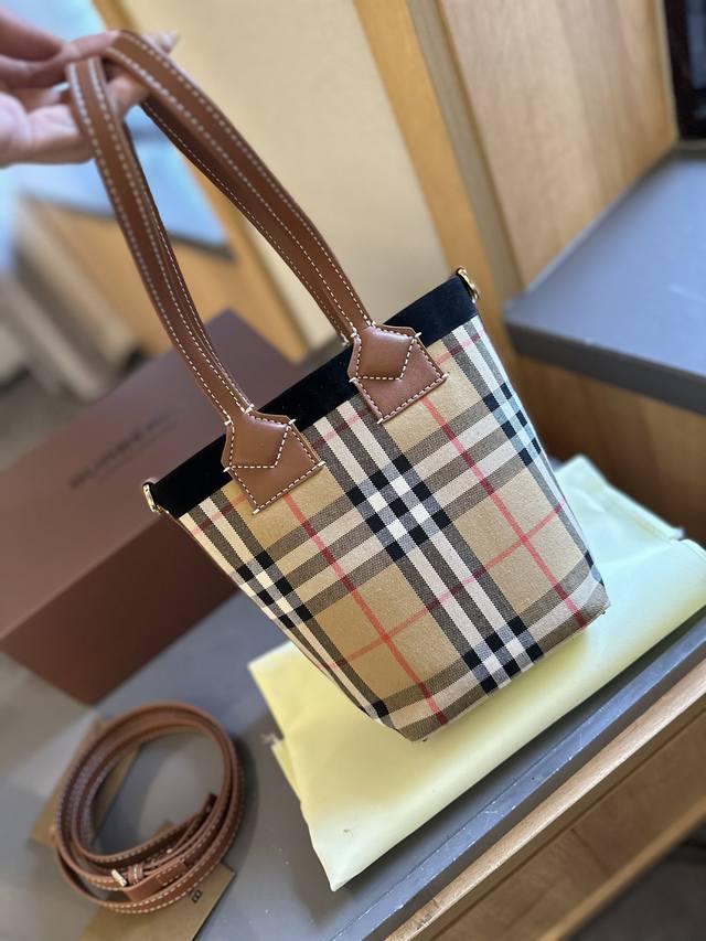 折叠礼盒包装 Burberry 巴宝莉新款水桶包 可爱与实用并存的小水桶， 搭配tb字母组合专属标识 轻巧又精致，容量很好 手提单肩都，非常英伦百搭 尺寸 15