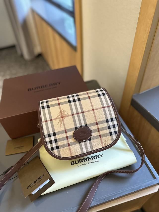 折叠礼盒包装 Burberry ”斜挎包 巴宝莉换上帆布材质后看起来更轻松自在 正面印有 Burberry England 涂鸦徽标 醒目而直白 立马就有了感觉