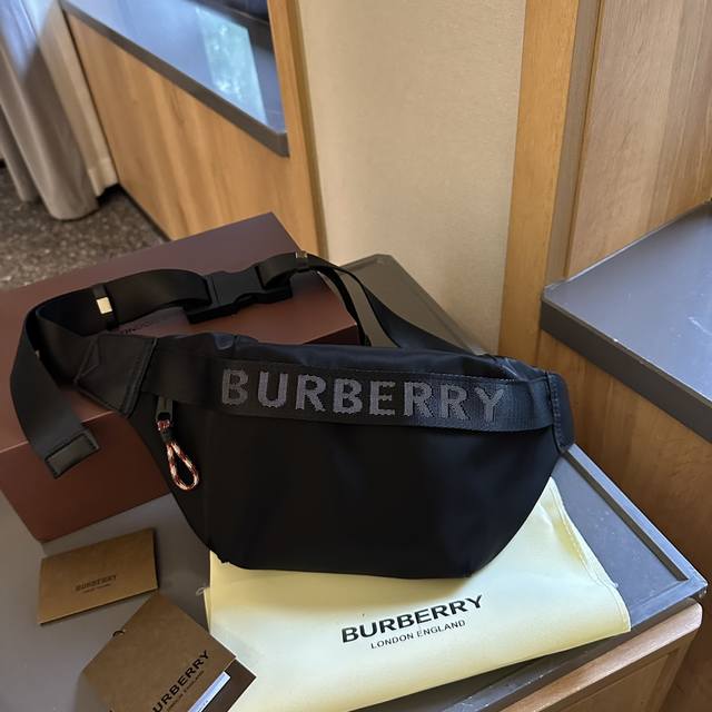 折叠礼盒包装 巴宝莉胸包腰包 原单 Burberry博柏利the Rucksack Burberry Trench 风衣面料作为灵感来源采用与棉质嘎巴甸同为密织