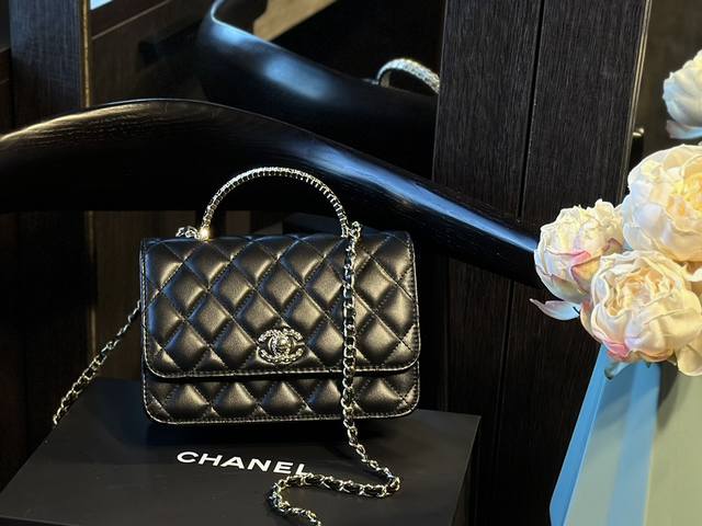 折叠礼盒 Chanel 香奈儿 新款钻石手柄发财包 绝美 实物比照片好看，在树脂的手柄和镂空的中间选择了这 款镂空，因为树脂的还是怕氧化和碰碎，这款好绝啊， 和