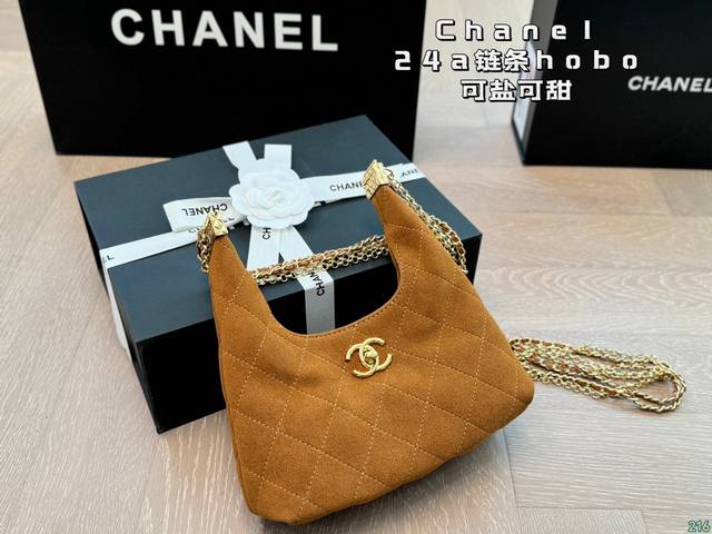 Chanel 香奈儿24A 链条hobo 进店一眼看中，果断下手！ 包包虽然小，但是版型比较胖，所以容量还可以，可以放下手机，口红，卡包，小镜子什么的，绝对比很