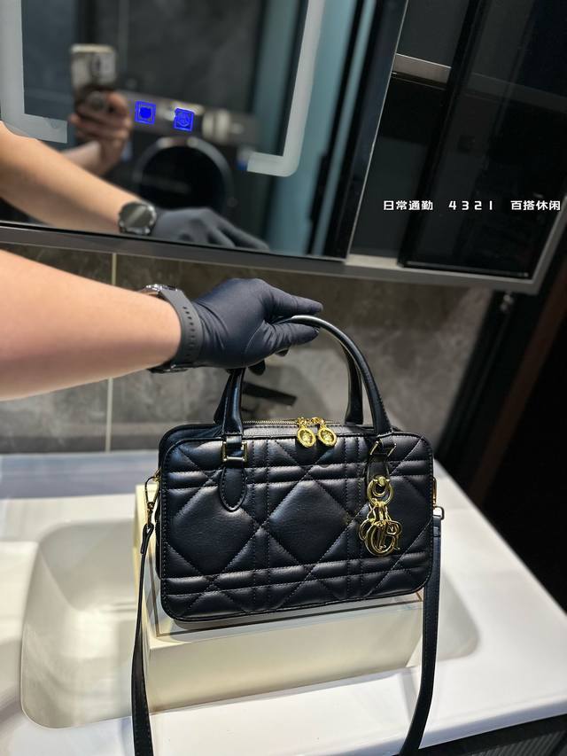 礼盒包装 Dior 中古 保龄球 手提包 单肩斜挎款 这款包真的很简单 越看越好看 容量非常感人 轻松装纳日常随身物品 这只包真的要安利大家 简直是搭配神器k！