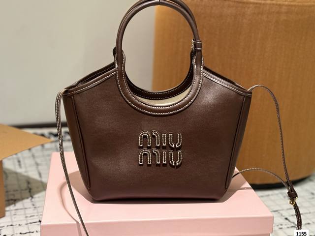 缪缪石楠木色托特包 Miumiu24Ss包包秋冬新款 Miumiu2024Ss秋冬季新款上市主打一个美拉德风秋冬氛围感拉满 尺寸：21 16