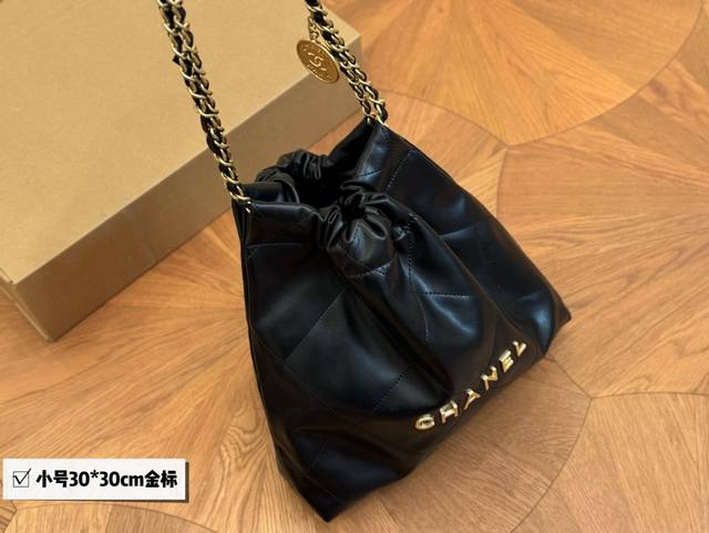 飞机盒 升级版 Size：36*40Cm 34*34Cm 30Cm 太好搭配了呜呜呜 Chanel 22Bag更酷哦！ 升级后皮子摸着更舒服 更雾面哑光一点 软