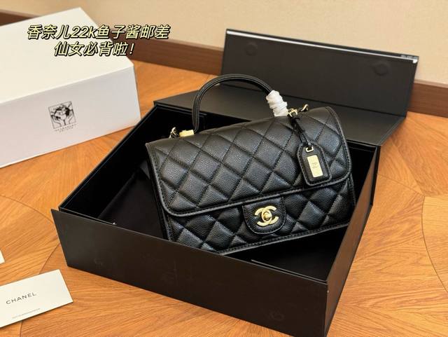 配折叠盒 Size：25*15Cm 香奈儿 邮差包22K 新一季的chanel22K 复古邮差包～ 方方正正有個小吊牌、小手柄、链条肩带！ 非常热腾腾的22K豆