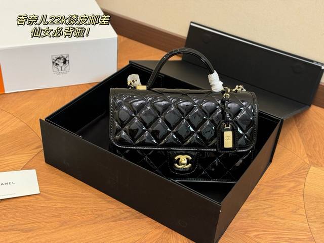 配折叠盒 Size：25*15Cm 香奈儿 邮差包22K 新一季的chanel22K 复古邮差包～ 方方正正有個小吊牌、小手柄、链条肩带！ 非常热腾腾的22K豆