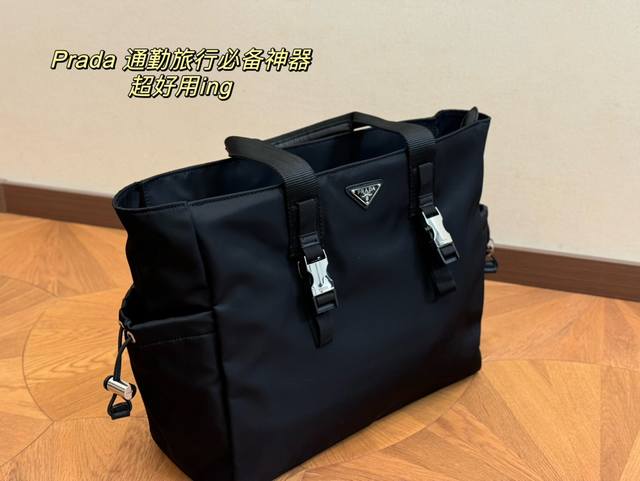 Size：36*32Cm 普拉达 Tote 购物袋 皮料厚实 很有质感 有隔层 有贴包 还可以放在行李箱挂上哦！ 真的real实用！！