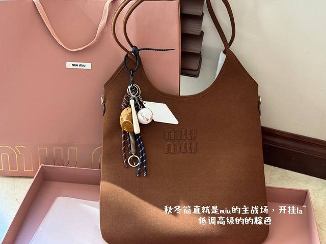 配全套包装 保龄球挂件48 Size：35*32Cm Miumiu新款托特tote 今年的风刮的太猛了 老多爆款了！ 这款的版型也太好看了吧~ 翻毛皮