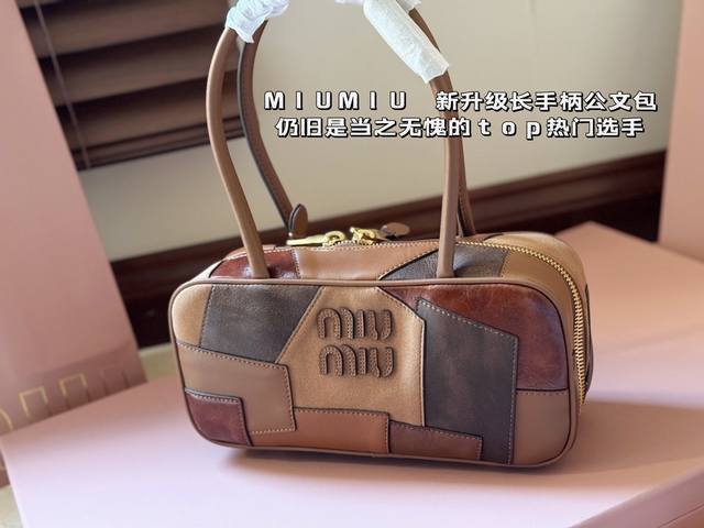 牛皮 全套包装 Size：28*12Cm Miumiu 新升级长手柄公文包 仍旧是当之无愧的top热门选手大气的保龄球包造型 设计给整体增添一丝帅气比二代更方便