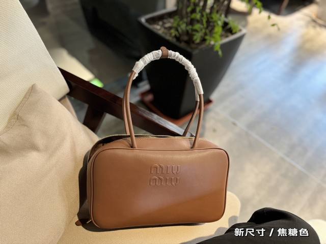 新尺寸 无盒 Size：30*17Cm Miumiu保龄球 公文包 采用小牛皮 皮质光滑细腻柔软， 棉质缎面衬里。 背起来都很nice 哦 可手拎也可斜挎！ 出