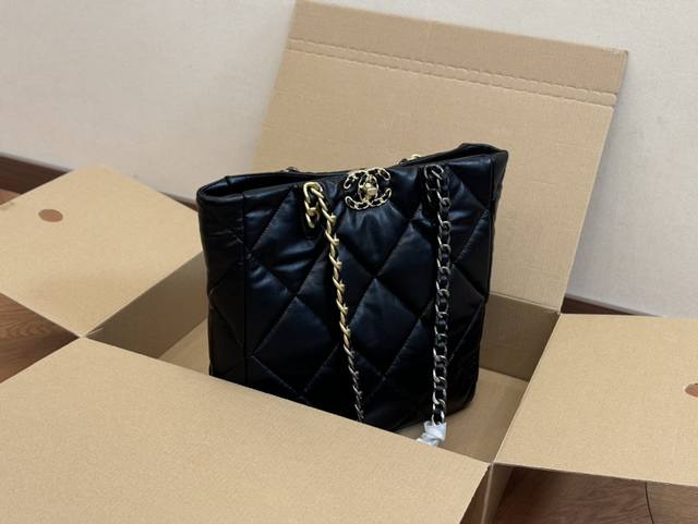 配飞机盒 Size：30.32Cm 香奈儿太好搭配了呜呜呜 Chanel Bag 更酷哦！ 面料很耐造 高级感拉满