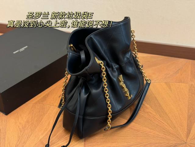 配盒 Size：34.30Cm 圣罗兰太好搭配了呜呜呜 Ysl Bag 更酷哦！ 面料很耐造 高级感拉满 搜索 垃圾袋