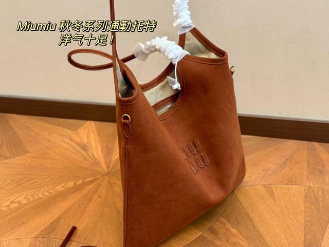 Size：35*33Cm Miumiu新款托特tote 今年的风刮的太猛了 老多爆款了！ 这款的版型也太好看了吧！ Miumiu准备承包我的夏天吗